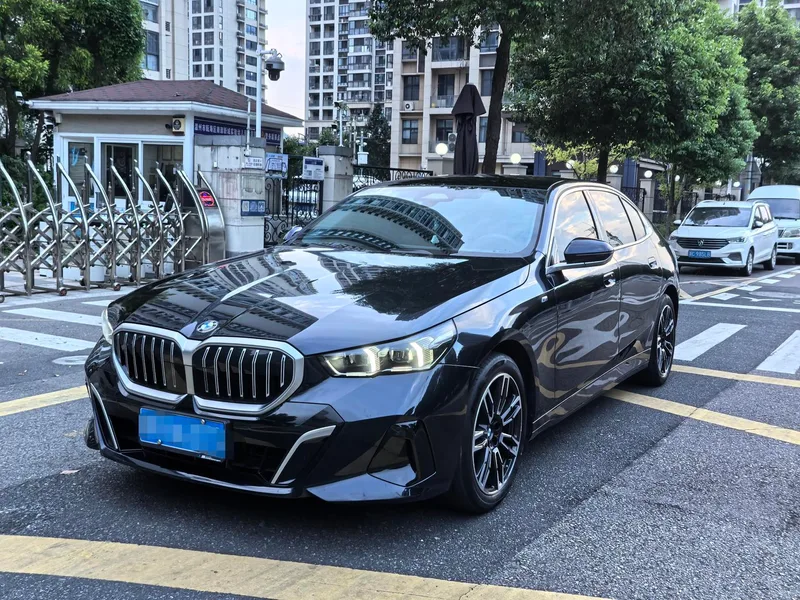 BMW 5 Series 2024 525Li M Sports suit exterior photo 1 BMW 5 Series 2024 525Li M Sports suit exterior photo 1