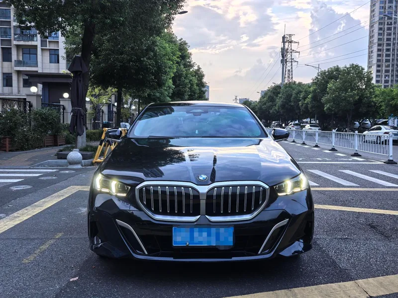 BMW 5 Series 2024 525Li M Sports suit exterior photo 2 BMW 5 Series 2024 525Li M Sports suit exterior photo 2