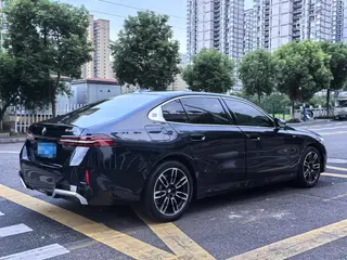BMW 5 Series 2024 525Li M Sports suit exterior photo 3 BMW 5 Series 2024 525Li M Sports suit exterior photo 3