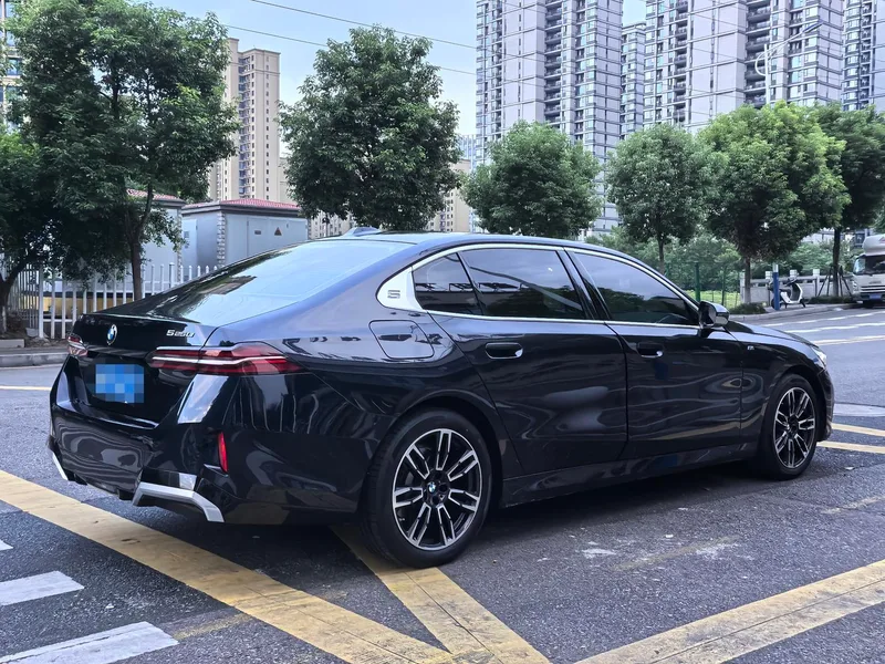 BMW 5 Series 2024 525Li M Sports suit exterior photo 3 BMW 5 Series 2024 525Li M Sports suit exterior photo 3