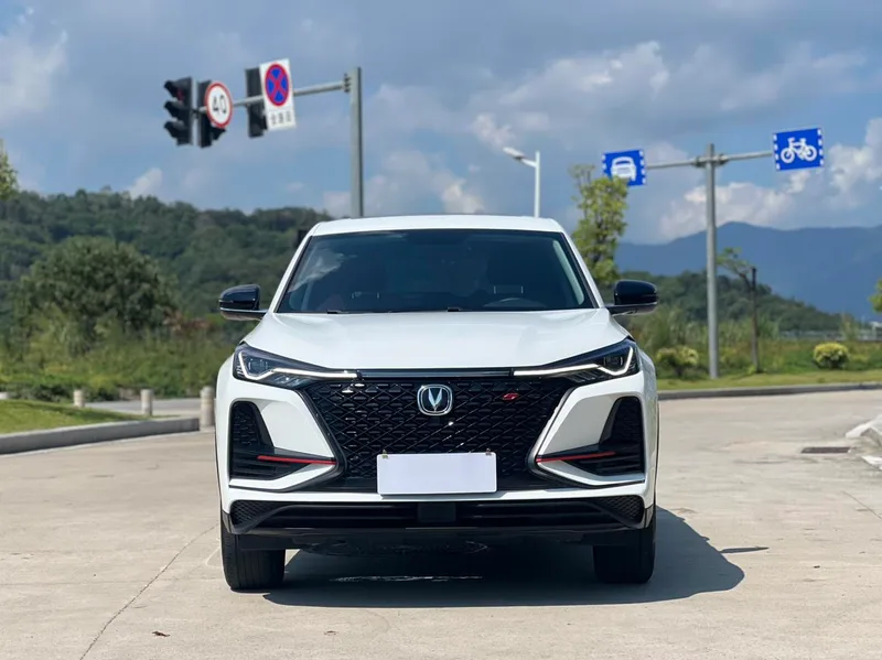 Changan CS75 PLUS 2021 1.5T Автоматический авангард экстерьер фото 2 Changan CS75 PLUS 2021 1.5T Автоматический авангард экстерьер фото 2