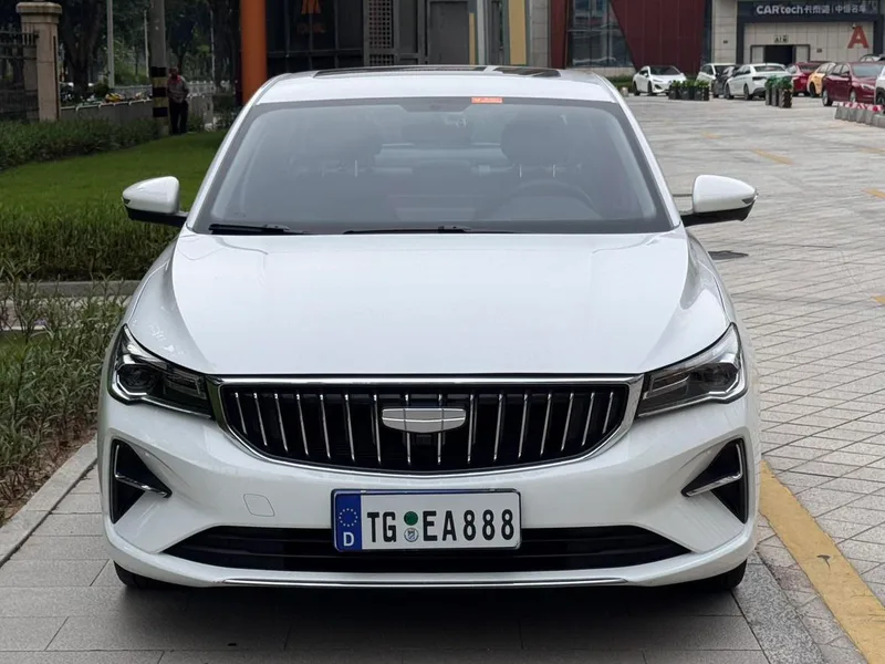 Geely Emgrand 2025 4-е поколение 1.5L CVT Xingyao версия экстерьер фото 2 Geely Emgrand 2025 4-е поколение 1.5L CVT Xingyao версия экстерьер фото 2