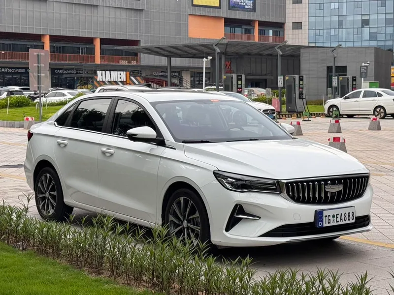 Geely Emgrand 2025 4-е поколение 1.5L CVT Xingyao версия экстерьер фото 3 Geely Emgrand 2025 4-е поколение 1.5L CVT Xingyao версия экстерьер фото 3