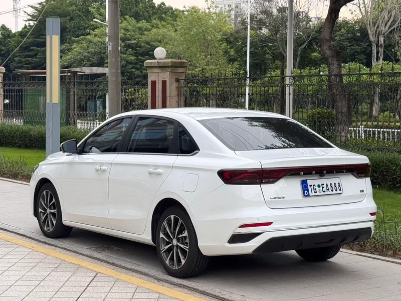 Geely Emgrand 2025 4-е поколение 1.5L CVT Xingyao версия экстерьер фото 4 Geely Emgrand 2025 4-е поколение 1.5L CVT Xingyao версия экстерьер фото 4