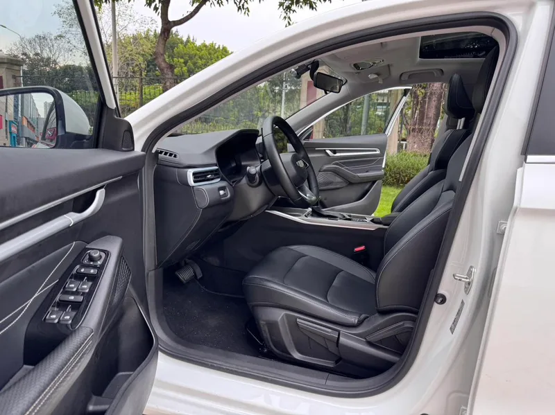 Geely Emgrand 2025 4-е поколение 1.5L CVT Xingyao версия интерьер фото 7 Geely Emgrand 2025 4-е поколение 1.5L CVT Xingyao версия интерьер фото 7