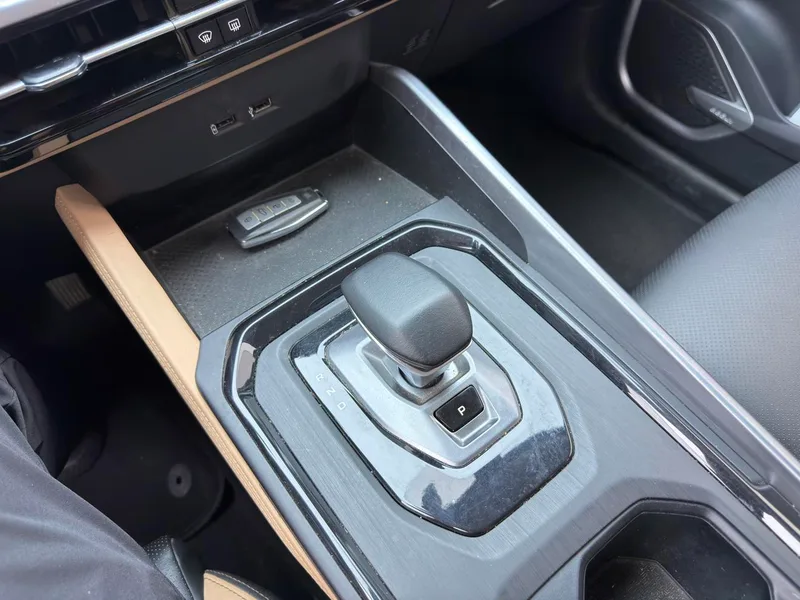 Geely Okavango Pro 2024 1.5TD DCT Вертикальный и горизонтальный экстерьер фото 6 Geely Okavango Pro 2024 1.5TD DCT Вертикальный и горизонтальный экстерьер фото 6