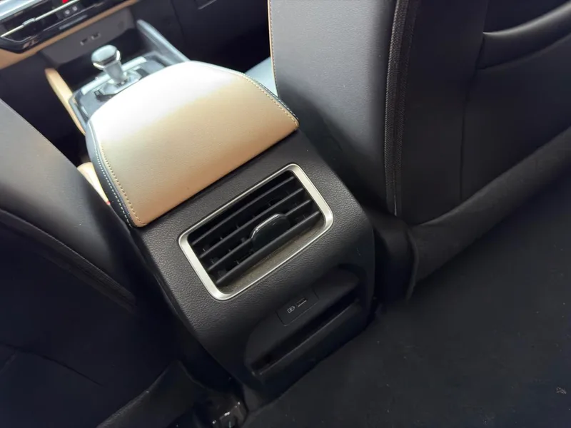 Geely Okavango Pro 2024 1.5TD DCT Вертикальный и горизонтальный интерьер фото 9 Geely Okavango Pro 2024 1.5TD DCT Вертикальный и горизонтальный интерьер фото 9