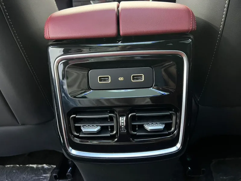 Jetour X70 PLUS 2023 1.5T DCT Brave person PLUS 5 seat interior photo 12 Jetour X70 PLUS 2023 1.5T DCT Brave person PLUS 5 seat interior photo 12