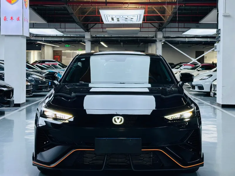 Changan UNI-V 2025 Third generation 2.0T Jin Qing type exterior photo 2 Changan UNI-V 2025 Third generation 2.0T Jin Qing type exterior photo 2