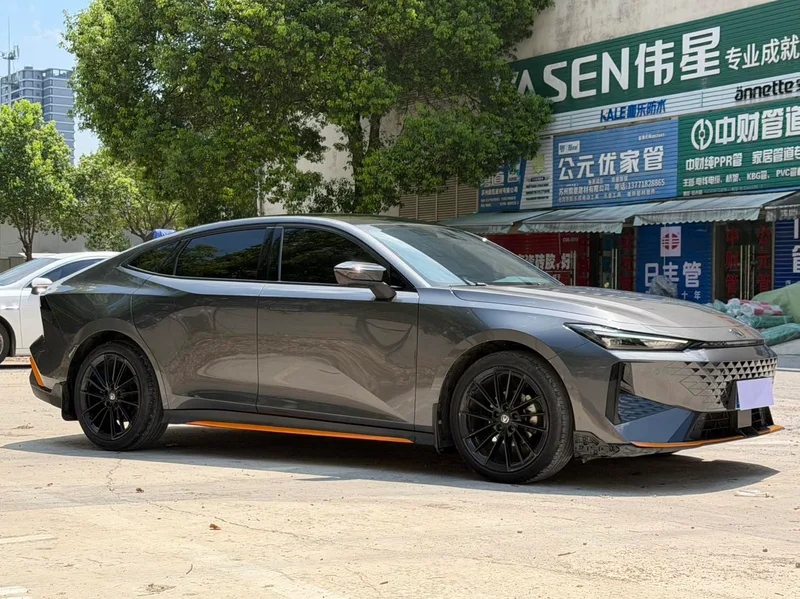 Changan UNI-V 2025 Third generation 1.5T 500Bar Luxury sports-style exterior photo 3 Changan UNI-V 2025 Third generation 1.5T 500Bar Luxury sports-style exterior photo 3