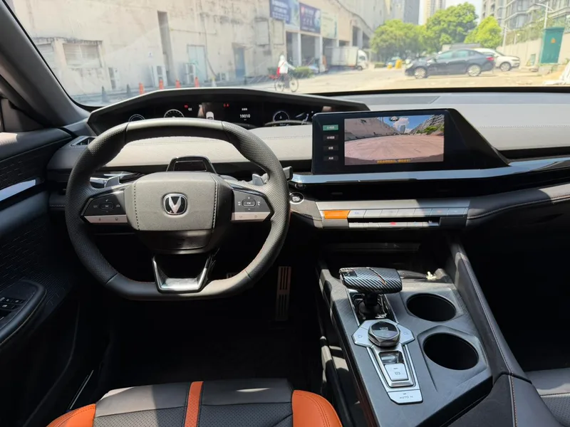 Changan UNI-V 2025 Third generation 1.5T 500Bar Luxury sports-style interior photo 9 Changan UNI-V 2025 Third generation 1.5T 500Bar Luxury sports-style interior photo 9