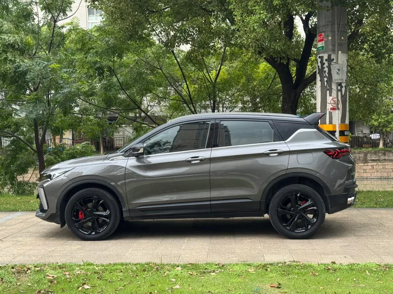 Geely Coolray 2022 Coolray COOL 1.5T DCT Battle exterior foto 4 Geely Coolray 2022 Coolray COOL 1.5T DCT Battle exterior foto 4