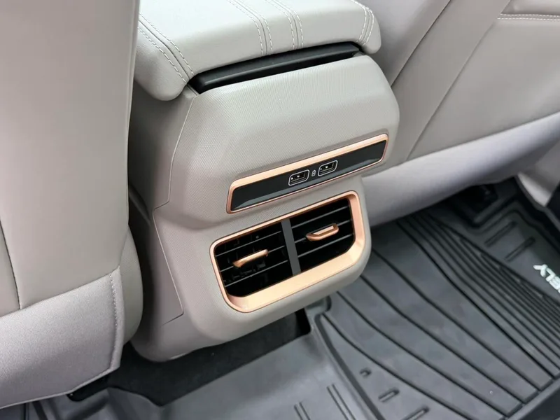 Geely ICON 2023 1.5TD Шоколадная версия интерьер фото 10 Geely ICON 2023 1.5TD Шоколадная версия интерьер фото 10