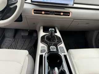 Geely ICON 2023 1.5TD Шоколадная версия интерьер фото 14 Geely ICON 2023 1.5TD Шоколадная версия интерьер фото 14