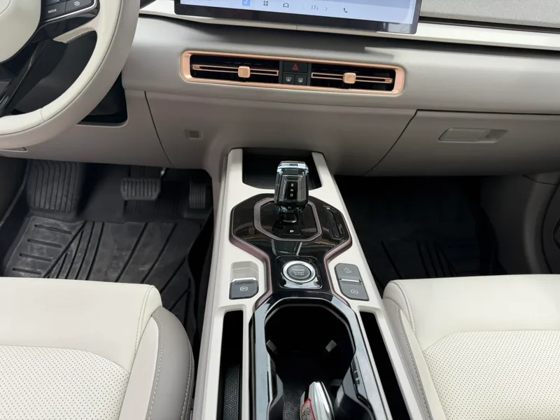 Geely ICON 2023 1.5TD Шоколадная версия интерьер фото 14 Geely ICON 2023 1.5TD Шоколадная версия интерьер фото 14