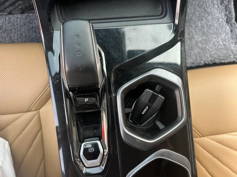 Geely Boyue L 2023 1.5TD DCT Премиальная комплектация интерьер фото 13 Geely Boyue L 2023 1.5TD DCT Премиальная комплектация интерьер фото 13