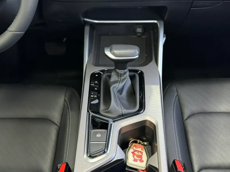 Geely Emgrand 2022 4.ª generación 1.5L CVT De lujo exterior foto 6 Geely Emgrand 2022 4.ª generación 1.5L CVT De lujo exterior foto 6