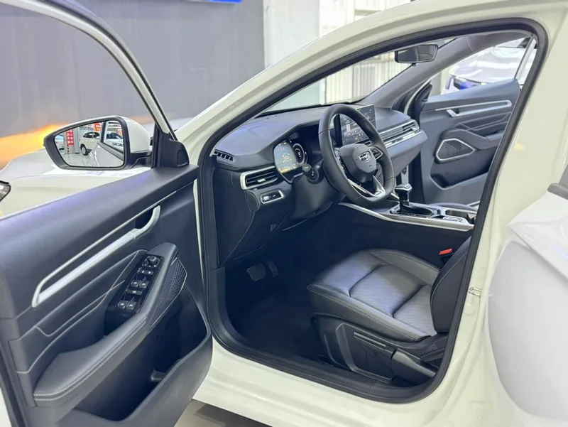 Geely Emgrand 2022 4.ª generación 1.5L CVT De lujo interior foto 10 Geely Emgrand 2022 4.ª generación 1.5L CVT De lujo interior foto 10