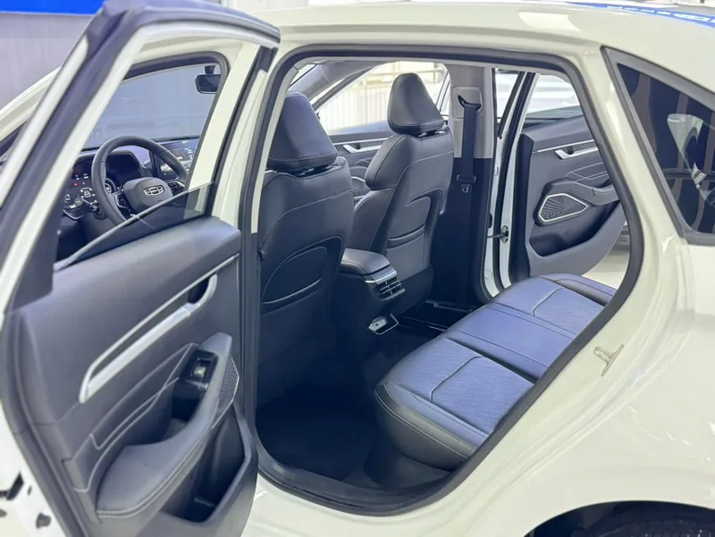 Geely Emgrand 2022 4.ª generación 1.5L CVT De lujo interior foto 11 Geely Emgrand 2022 4.ª generación 1.5L CVT De lujo interior foto 11