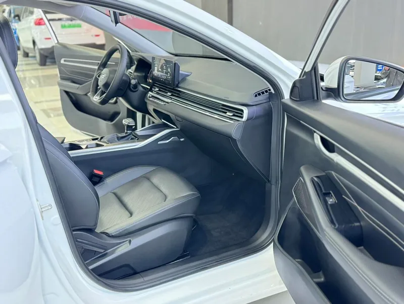 Geely Emgrand 2022 4.ª generación 1.5L CVT De lujo interior foto 13 Geely Emgrand 2022 4.ª generación 1.5L CVT De lujo interior foto 13