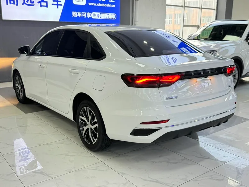 Geely Emgrand 2022 4.ª generación 1.5L CVT De lujo interior foto 18 Geely Emgrand 2022 4.ª generación 1.5L CVT De lujo interior foto 18
