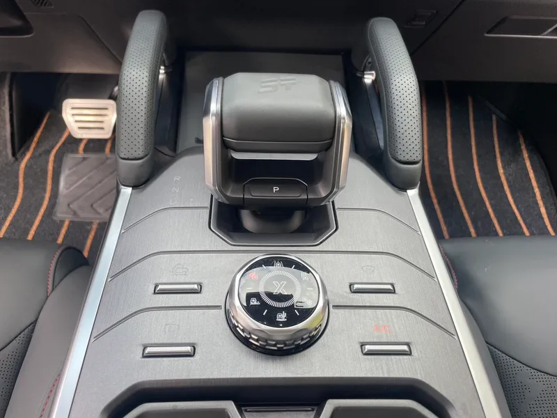 Jetour T2 2024 2.0TD Four-wheel drive Silver Dragon Wings interior photo 16 Jetour T2 2024 2.0TD Four-wheel drive Silver Dragon Wings interior photo 16