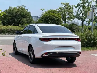 Geely Emgrand L 2022 1.4T CVT Modelo insignia exterior foto 6 Geely Emgrand L 2022 1.4T CVT Modelo insignia exterior foto 6