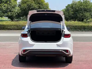 Geely Emgrand L 2022 1.4T CVT Modelo insignia exterior foto 8 Geely Emgrand L 2022 1.4T CVT Modelo insignia exterior foto 8