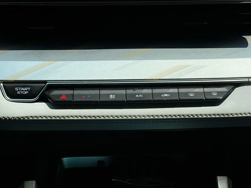 Geely Emgrand L 2022 1.4T CVT Modelo insignia interior foto 16 Geely Emgrand L 2022 1.4T CVT Modelo insignia interior foto 16
