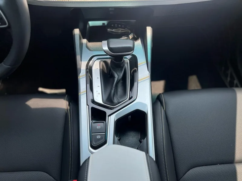 Geely Emgrand L 2022 1.4T CVT Modelo insignia interior foto 17 Geely Emgrand L 2022 1.4T CVT Modelo insignia interior foto 17