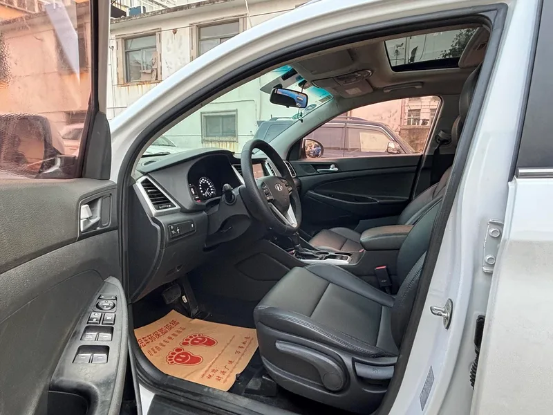Hyundai Tucson 2015 1.6T Dual-clutch, two-wheel drive, intelligent model interior photo 8 Hyundai Tucson 2015 1.6T Dual-clutch, two-wheel drive, intelligent model interior photo 8