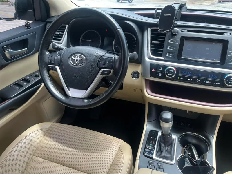 Toyota Highlander 2015 2.0T Four-wheel drive deluxe edition 7 seat interior photo 10 Toyota Highlander 2015 2.0T Four-wheel drive deluxe edition 7 seat interior photo 10
