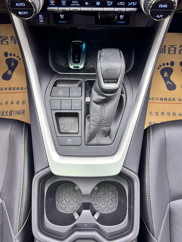 Toyota Wildlander 2020 Dual Power 2.5L Two-wheel-drive Prestige Edition interior photo 16 Toyota Wildlander 2020 Dual Power 2.5L Two-wheel-drive Prestige Edition interior photo 16