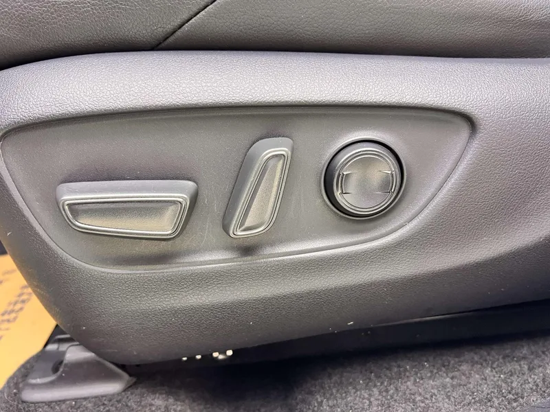 Toyota Wildlander 2020 Dual Power 2.5L Two-wheel-drive Prestige Edition interior photo 19 Toyota Wildlander 2020 Dual Power 2.5L Two-wheel-drive Prestige Edition interior photo 19