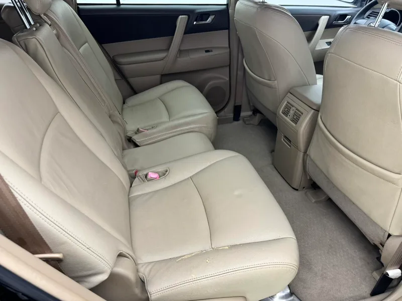 Toyota Highlander 2012 2.7L Two-wheel drive 5 Seat Elite Edition interior photo 12 Toyota Highlander 2012 2.7L Two-wheel drive 5 Seat Elite Edition interior photo 12