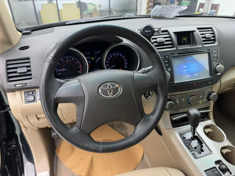 Toyota Highlander 2012 2.7L Two-wheel drive 5 Seat Elite Edition interior photo 18 Toyota Highlander 2012 2.7L Two-wheel drive 5 Seat Elite Edition interior photo 18