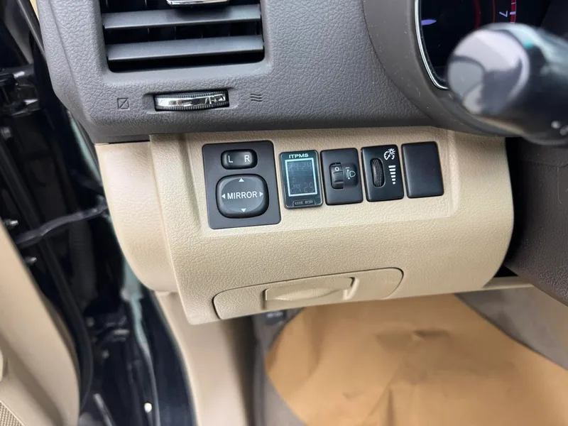 Toyota Highlander 2012 2.7L Two-wheel drive 5 Seat Elite Edition interior photo 19 Toyota Highlander 2012 2.7L Two-wheel drive 5 Seat Elite Edition interior photo 19