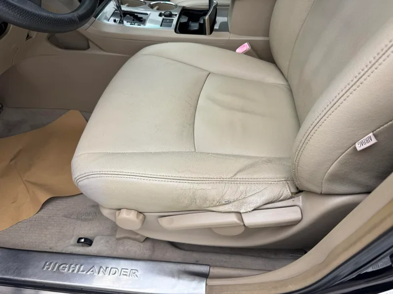 Toyota Highlander 2012 2.7L Two-wheel drive 5 Seat Elite Edition interior photo 20 Toyota Highlander 2012 2.7L Two-wheel drive 5 Seat Elite Edition interior photo 20
