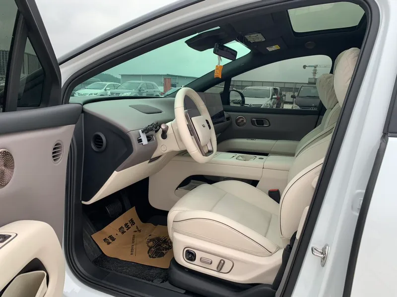 Li Auto i6 2025 Four-wheel drive Standard Edition interior photo 7 Li Auto i6 2025 Four-wheel drive Standard Edition interior photo 7