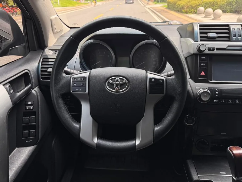 Toyota Prado 2015 2.7L Automatic Standard Edition interior photo 10 Toyota Prado 2015 2.7L Automatic Standard Edition interior photo 10