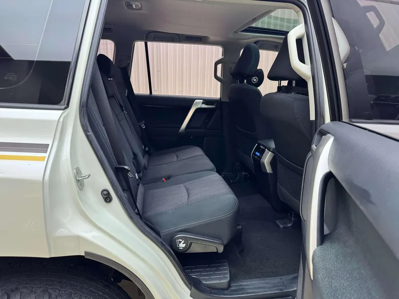 Toyota Prado 2018 3.5L Automatique TX intérieur photo 13 Toyota Prado 2018 3.5L Automatique TX intérieur photo 13