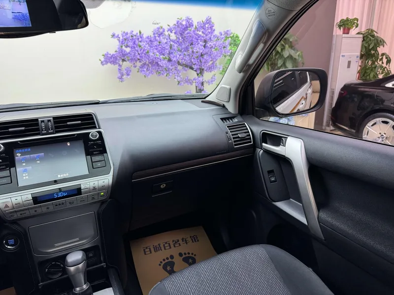 Toyota Prado 2018 3.5L Automatique TX intérieur photo 17 Toyota Prado 2018 3.5L Automatique TX intérieur photo 17