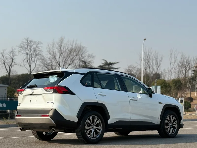 Toyota RAV4 2023 2.0L CVT Dos tracciones 20 Edición de aniversario de platino exterior foto 4 Toyota RAV4 2023 2.0L CVT Dos tracciones 20 Edición de aniversario de platino exterior foto 4