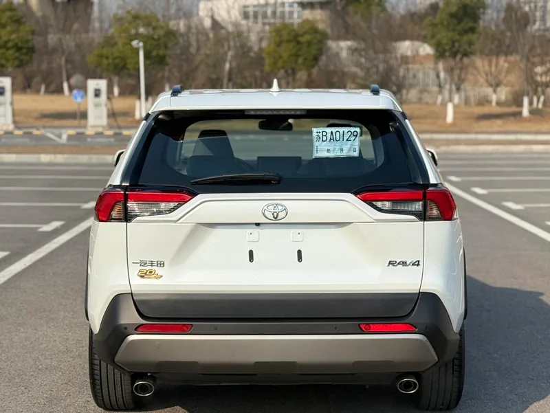Toyota RAV4 2023 2.0L CVT Dos tracciones 20 Edición de aniversario de platino exterior foto 5 Toyota RAV4 2023 2.0L CVT Dos tracciones 20 Edición de aniversario de platino exterior foto 5
