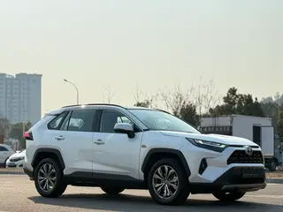 Toyota RAV4 2023 2.0L CVT Dos tracciones 20 Edición de aniversario de platino exterior foto 6 Toyota RAV4 2023 2.0L CVT Dos tracciones 20 Edición de aniversario de platino exterior foto 6