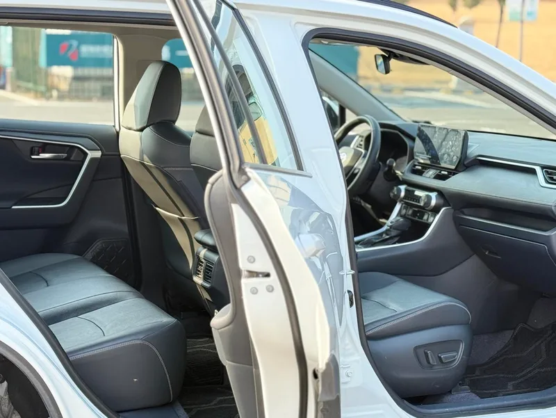 Toyota RAV4 2023 2.0L CVT Dos tracciones 20 Edición de aniversario de platino exterior foto 7 Toyota RAV4 2023 2.0L CVT Dos tracciones 20 Edición de aniversario de platino exterior foto 7