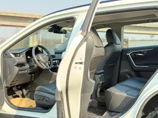 Toyota RAV4 2023 2.0L CVT Dos tracciones 20 Edición de aniversario de platino interior foto 18 Toyota RAV4 2023 2.0L CVT Dos tracciones 20 Edición de aniversario de platino interior foto 18