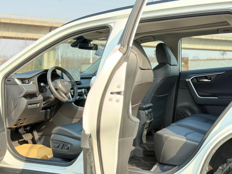 Toyota RAV4 2023 2.0L CVT Dos tracciones 20 Edición de aniversario de platino interior foto 18 Toyota RAV4 2023 2.0L CVT Dos tracciones 20 Edición de aniversario de platino interior foto 18