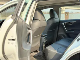 Toyota RAV4 2023 2.0L CVT Dos tracciones 20 Edición de aniversario de platino interior foto 19 Toyota RAV4 2023 2.0L CVT Dos tracciones 20 Edición de aniversario de platino interior foto 19