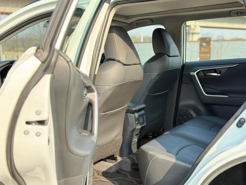 Toyota RAV4 2023 2.0L CVT Dos tracciones 20 Edición de aniversario de platino interior foto 19 Toyota RAV4 2023 2.0L CVT Dos tracciones 20 Edición de aniversario de platino interior foto 19